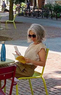 Chiara Sovegni reading in a café